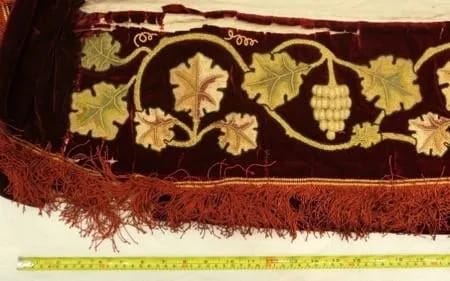 After agarose treatment on red silk damask