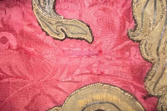 Splitting in the silk damask of the curtains